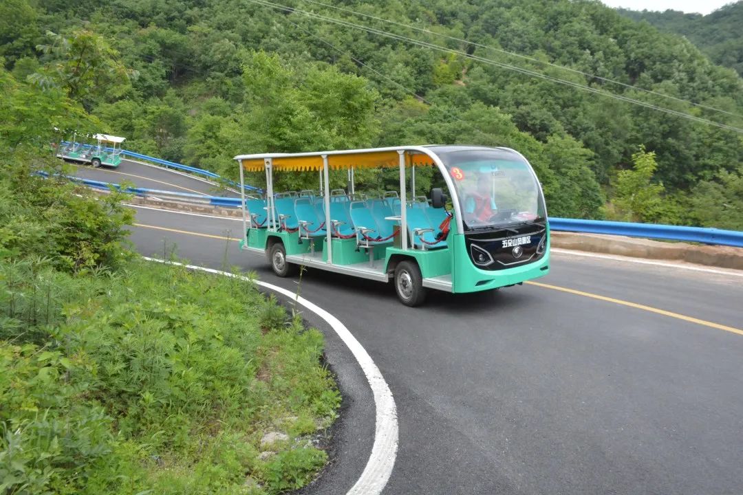 宇通“爬坡王”驶入五朵山，为景区高质量运营贡献力量